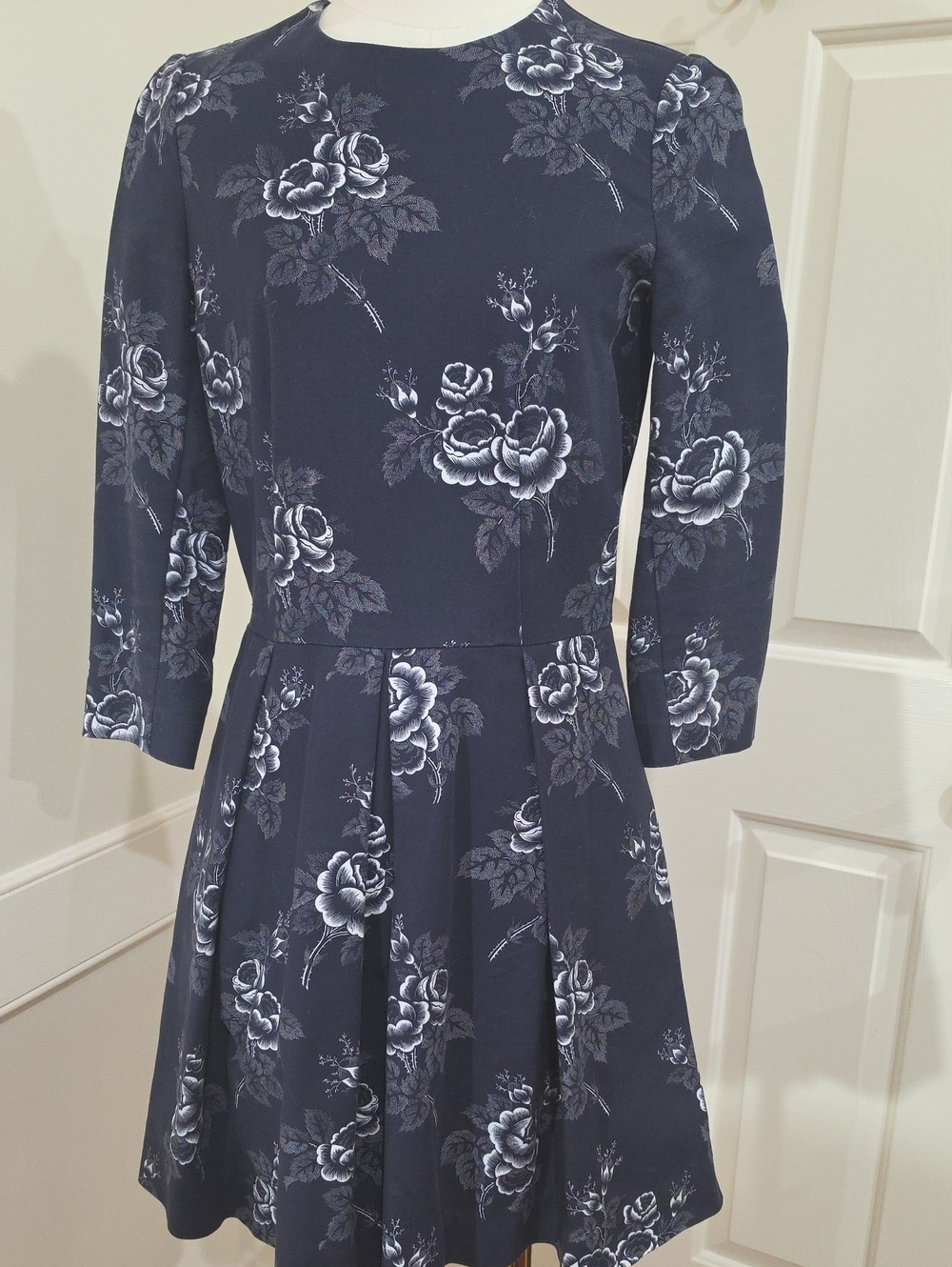 GAP Navy Blue Monochrome Floral Rose Pleated Fit & Flare Dress W/Pockets- Size 6